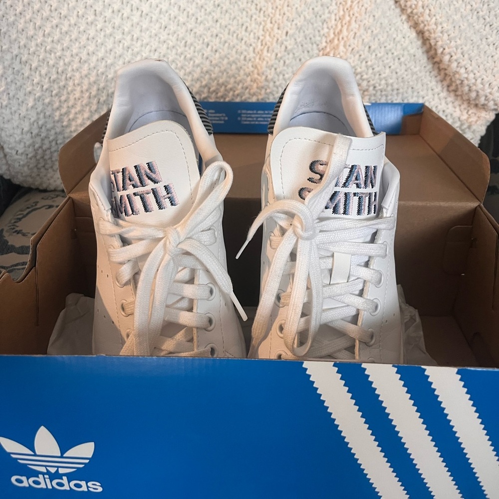 stan smith
white/blue/pink
youth 7.5
women’s 9.5